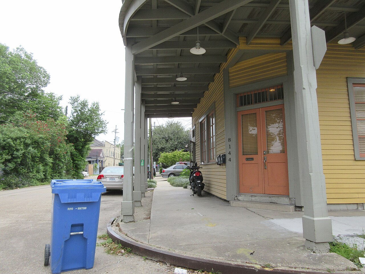 A residential street with older homes similar to Kearney, MO neighborhoods